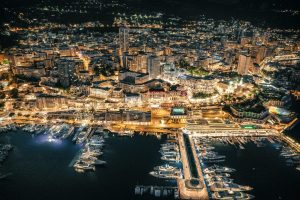 Port de Monaco illuminé de nuit après un événement StedoConnections